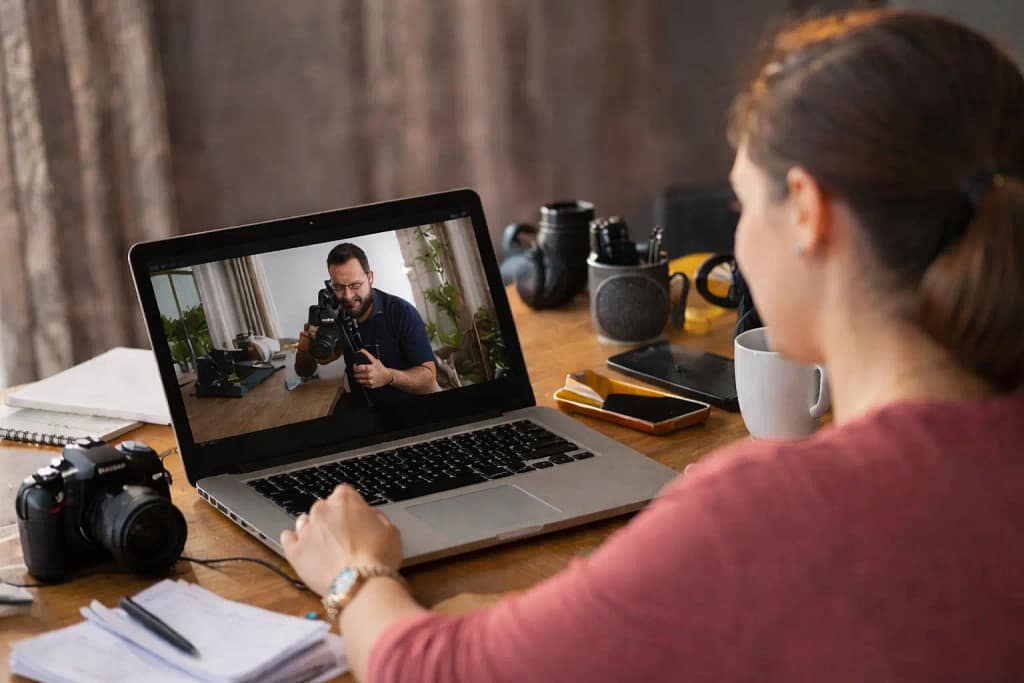 Alumna siguiendo una clase en directo durante un curso de fotografía online en Málaga, aprendiendo técnica fotográfica desde casa con acompañamiento profesional.